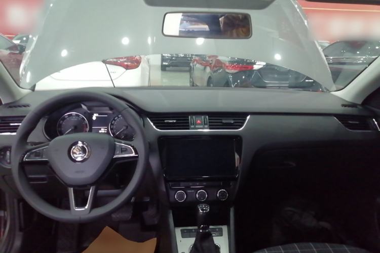 Used Skoda Octavia 2019 1.5L Automatic SmartDrive Comfort Edition China VI Standard Center Console