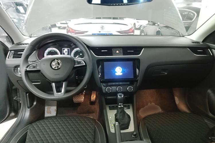 Used Skoda Octavia 2019 1.5L Automatic Smart Drive Luxury Edition China VI Standard Center Console