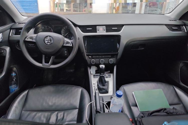 Used Skoda Octavia 2019 1.5L Automatic SmartDrive Comfort Edition China VI Standard Center Console