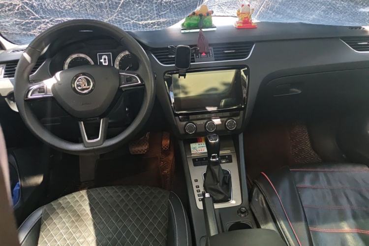 Used Skoda Octavia 2019 1.5L Automatic Smart Drive Luxury Edition China VI Standard Center Console