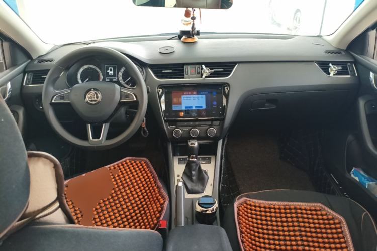 Used Skoda Octavia 2019 1.5L Automatic Smart Drive Luxury Edition China VI Standard Center Console