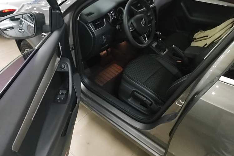 Used Skoda Octavia 2019 1.5L Automatic Smart Drive Luxury Edition China VI Standard Driver Seat