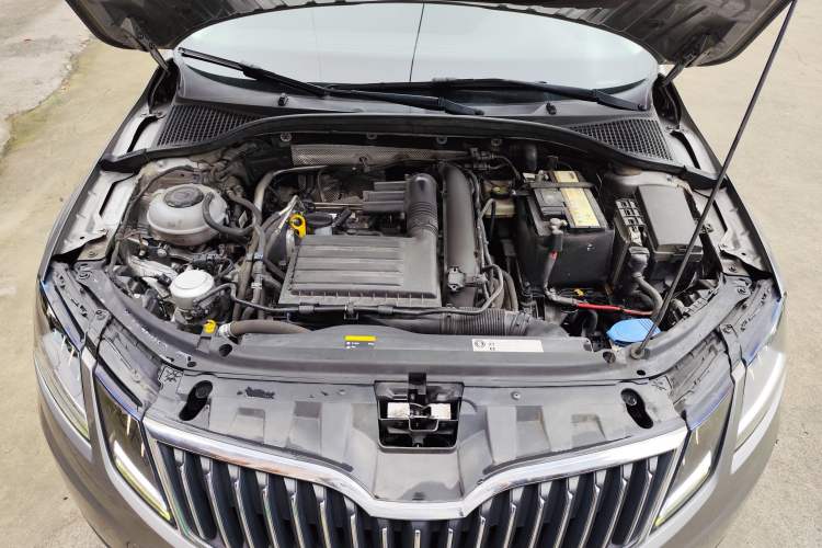 Used Skoda Octavia 2019 TSI280 DSG Flagship Wagon China VI Standard Engine Bay