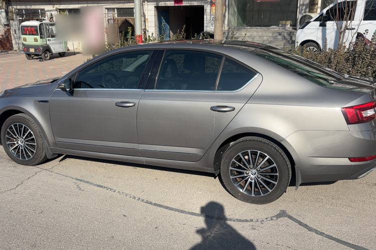 Used Skoda Octavia 2019 TSI230 DSG Luxury Edition Exterior 5