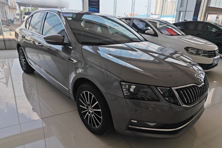 Used Skoda Octavia 2019 TSI230 DSG Luxury Edition Front Right 45 Deg