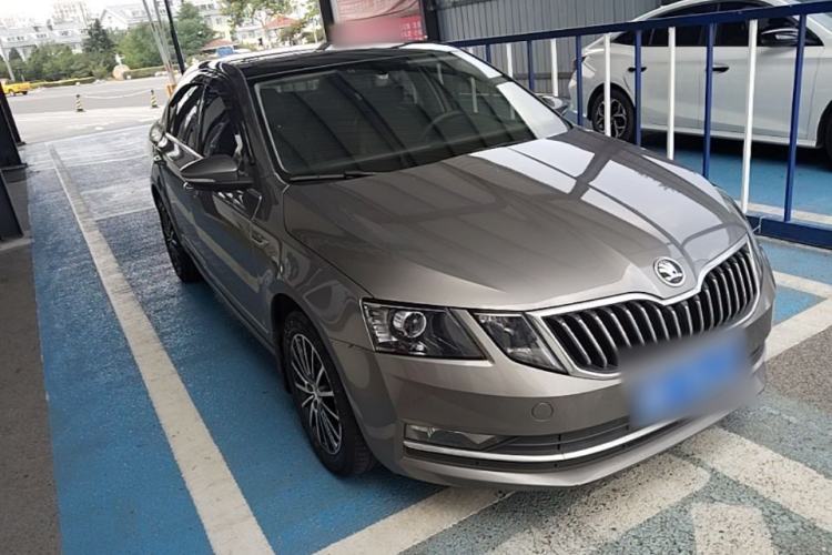 Used Skoda Octavia 2019 1.5L Automatic Smart Drive Luxury Edition China VI Standard Front Right 45 Deg