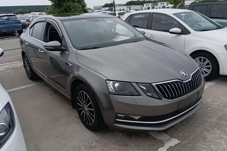 Used Skoda Octavia 2019 1.5L Automatic Luxury Edition Front Right 45 Deg