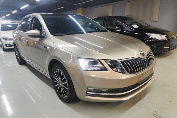 Used Skoda Octavia 2019 TSI230 DSG SmartDrive Luxury Edition China VI Front Right 45 Deg