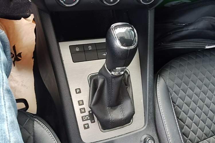 Used Skoda Octavia 2019 1.5L Automatic Smart Drive Luxury Edition China VI Standard Gear Lever
