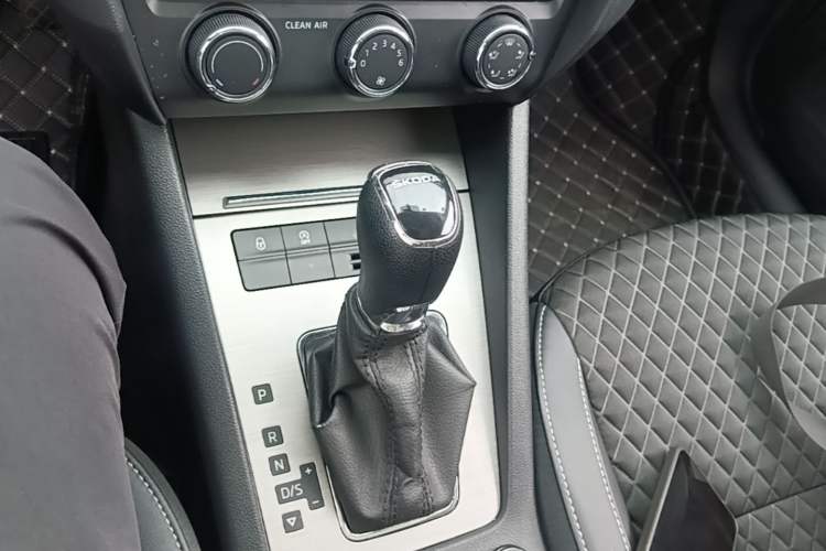 Used Skoda Octavia 2019 1.5L Automatic Luxury Edition Gear Lever