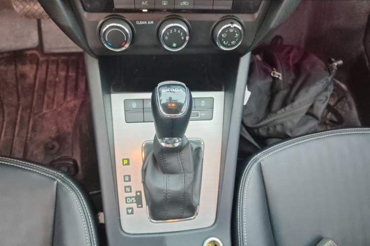 Used Skoda Octavia 2019 1.5L Automatic SmartDrive Comfort Edition China VI Standard Gear Lever