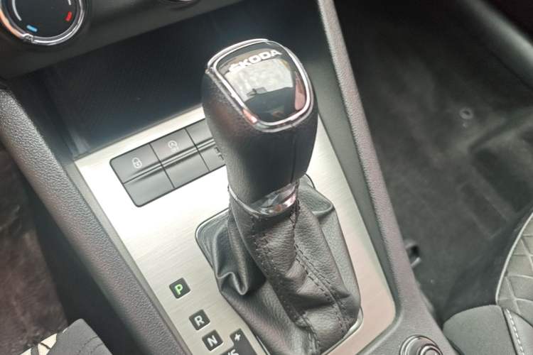 Used Skoda Octavia 2019 1.5L Automatic Smart Drive Luxury Edition China V Standard Gear Lever