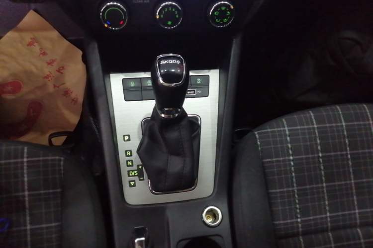 Used Skoda Octavia 2019 1.5L Automatic SmartDrive Comfort Edition China VI Standard Gear Lever