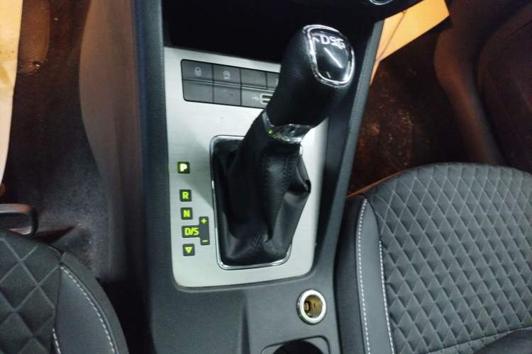 Used Skoda Octavia 2019 TSI230 DSG SmartDrive Luxury Edition China VI Gear Lever