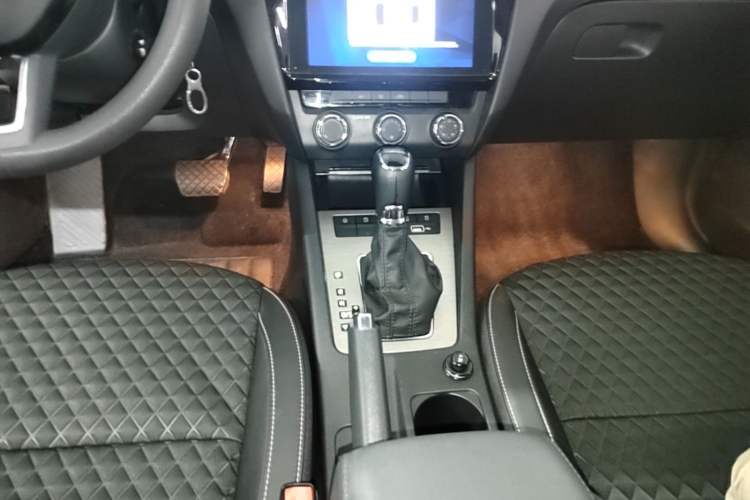 Used Skoda Octavia 2019 1.5L Automatic Smart Drive Luxury Edition China VI Standard Gear Lever