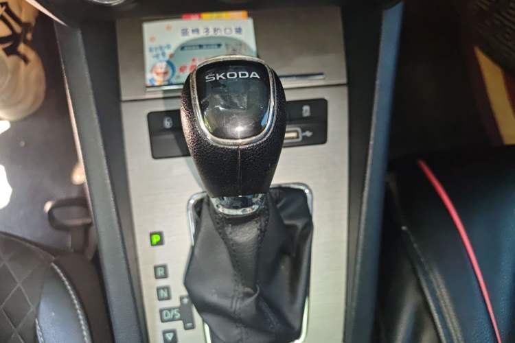 Used Skoda Octavia 2019 1.5L Automatic Smart Drive Luxury Edition China VI Standard Gear Lever
