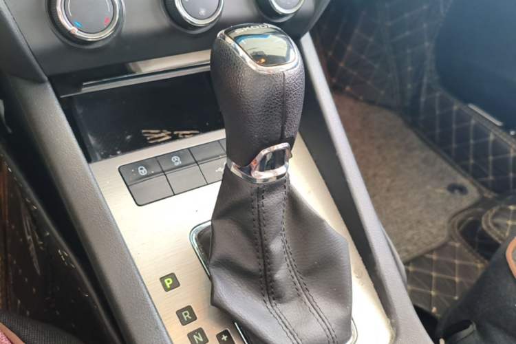Used Skoda Octavia 2019 1.5L Automatic Smart Drive Luxury Edition China VI Standard Gear Lever