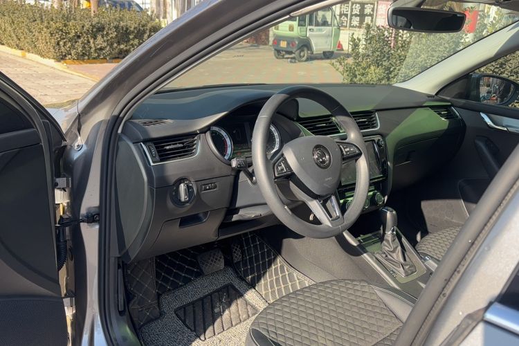 Used Skoda Octavia 2019 TSI230 DSG Luxury Edition Interior 2