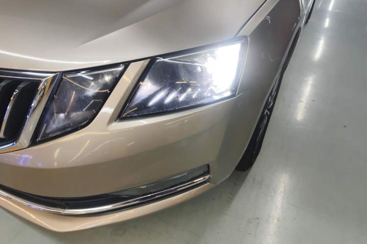 Used Skoda Octavia 2019 TSI230 DSG SmartDrive Luxury Edition China VI Left Front Headlight