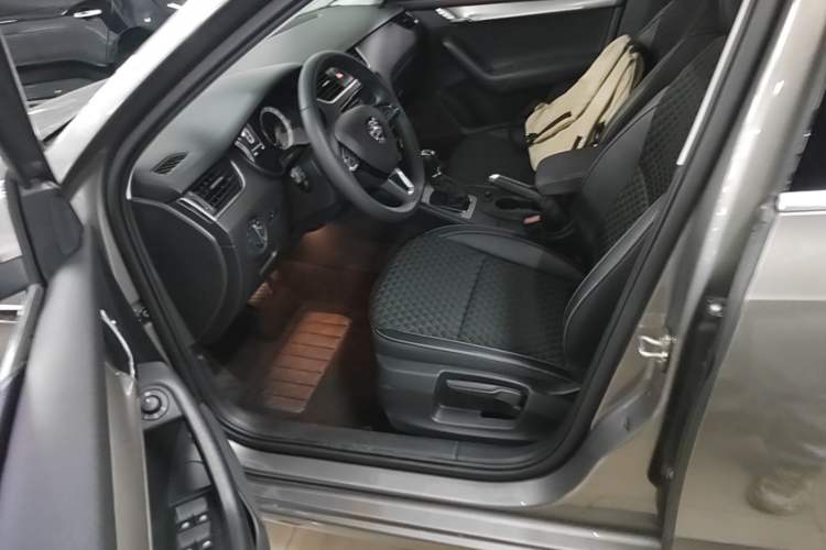 Used Skoda Octavia 2019 1.5L Automatic Smart Drive Luxury Edition China VI Standard Left Front Seat