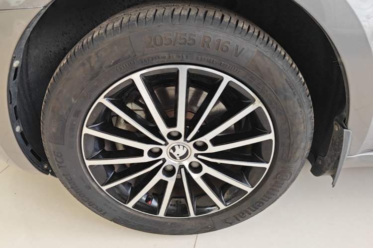 Used Skoda Octavia 2019 TSI230 DSG Luxury Edition Left Front Wheel Hub
