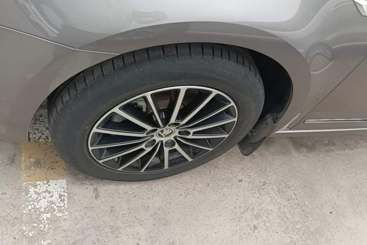 Used Skoda Octavia 2019 1.5L Automatic Luxury Edition Left Front Wheel Hub