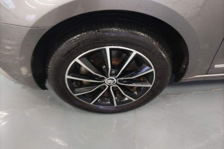Used Skoda Octavia 2019 TSI230 DSG SmartDrive Luxury Edition China VI Left Front Wheel Hub