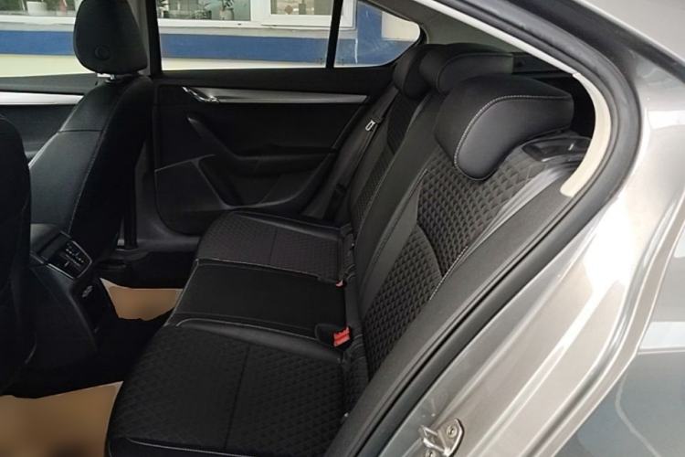 Used Skoda Octavia 2019 1.5L Automatic Smart Drive Luxury Edition China VI Standard Left Rear Seat