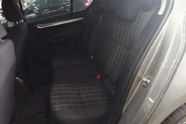 Used Skoda Octavia 2019 1.5L Automatic SmartDrive Comfort Edition China VI Standard Left Rear Seat