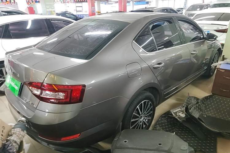 Used Skoda Octavia 2019 1.5L Automatic Smart Drive Luxury Edition China VI Standard Rear Right 45 Deg