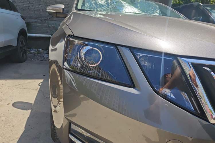 Used Skoda Octavia 2019 1.5L Automatic Smart Drive Luxury Edition China VI Standard Right Front Headlight