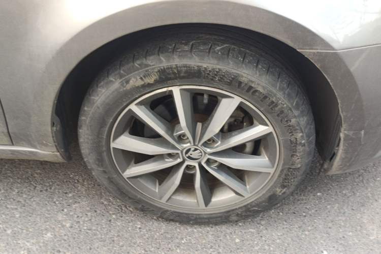 Used Skoda Octavia 2019 TSI230 DSG Comfort Edition Right Front Wheel Hub
