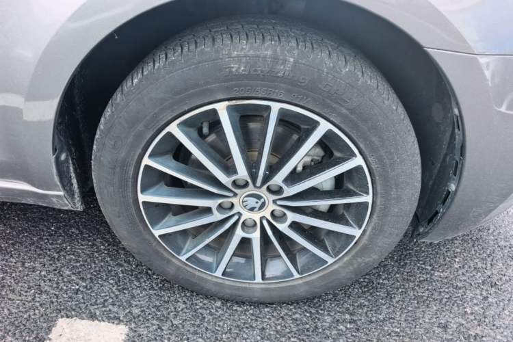 Used Skoda Octavia 2019 TSI230 DSG SmartDrive Luxury Edition China VI Right Front Wheel Hub