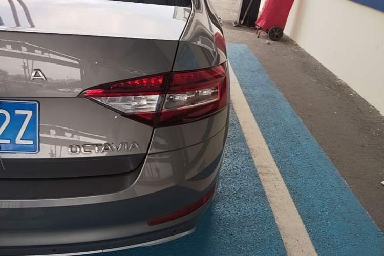 Used Skoda Octavia 2019 1.5L Automatic Smart Drive Luxury Edition China VI Standard Right Rear Taillight