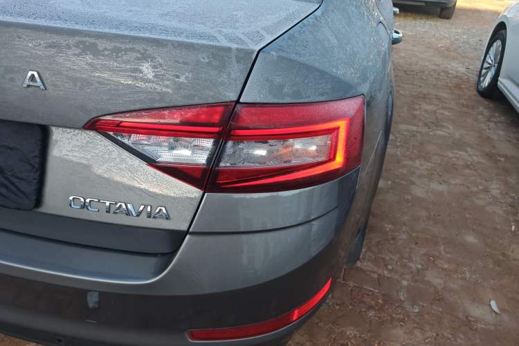 Used Skoda Octavia 2019 1.5L Automatic SmartDrive Comfort Edition China VI Standard Right Rear Taillight