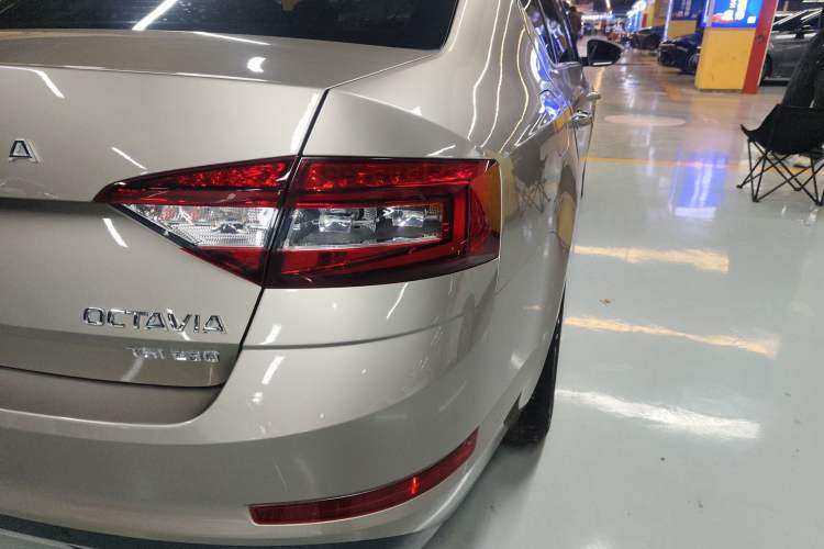 Used Skoda Octavia 2019 TSI230 DSG SmartDrive Luxury Edition China VI Right Rear Taillight