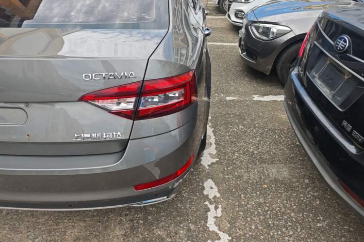 Used Skoda Octavia 2019 1.5L Automatic Smart Drive Luxury Edition China V Standard Right Rear Taillight