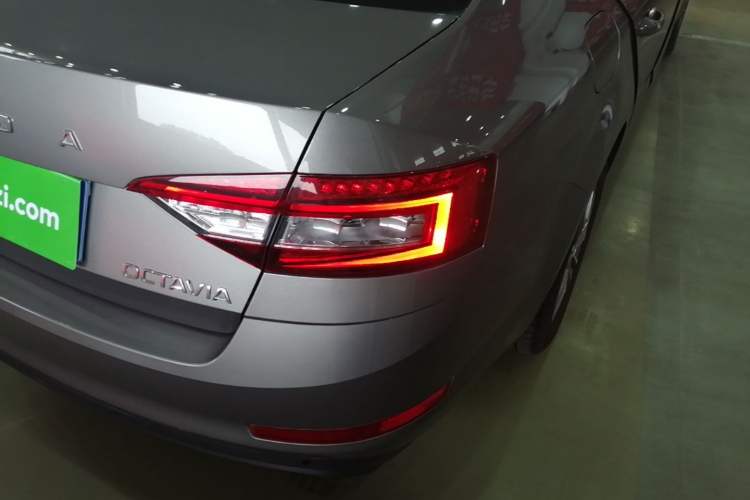 Used Skoda Octavia 2019 1.5L Automatic SmartDrive Comfort Edition China VI Standard Right Rear Taillight