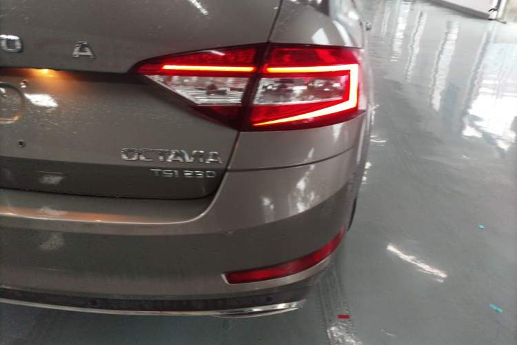 Used Skoda Octavia 2019 TSI230 DSG SmartDrive Luxury Edition China VI Right Rear Taillight