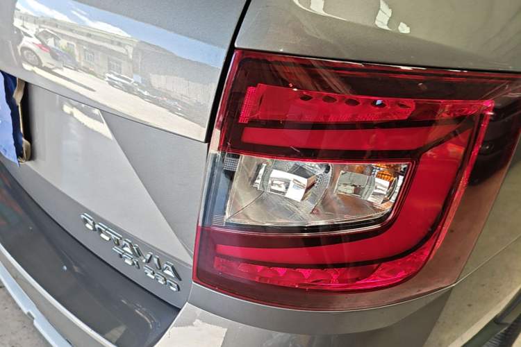 Used Skoda Octavia 2019 TSI280 DSG Flagship Wagon China VI Standard Right Rear Taillight