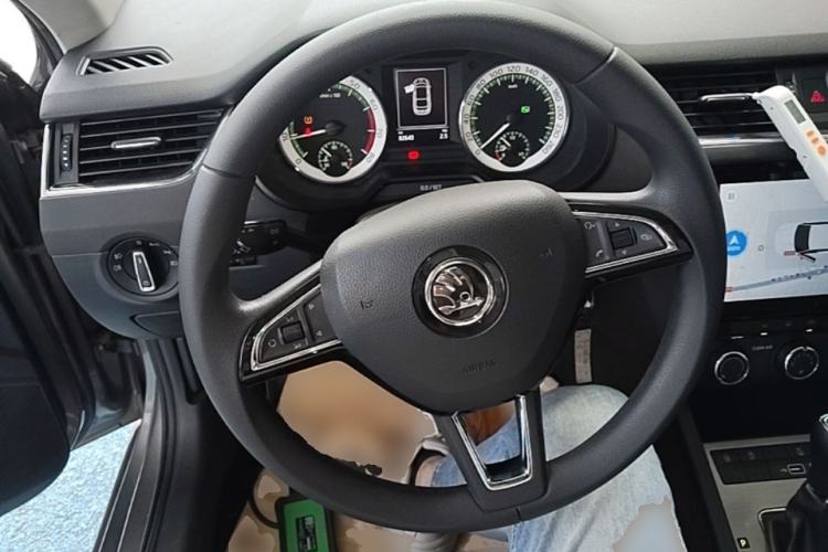 Used Skoda Octavia 2019 1.5L Automatic Smart Drive Luxury Edition China VI Standard Steering Wheel