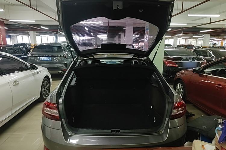 Used Skoda Octavia 2019 1.5L Automatic Smart Drive Luxury Edition China VI Standard Trunk