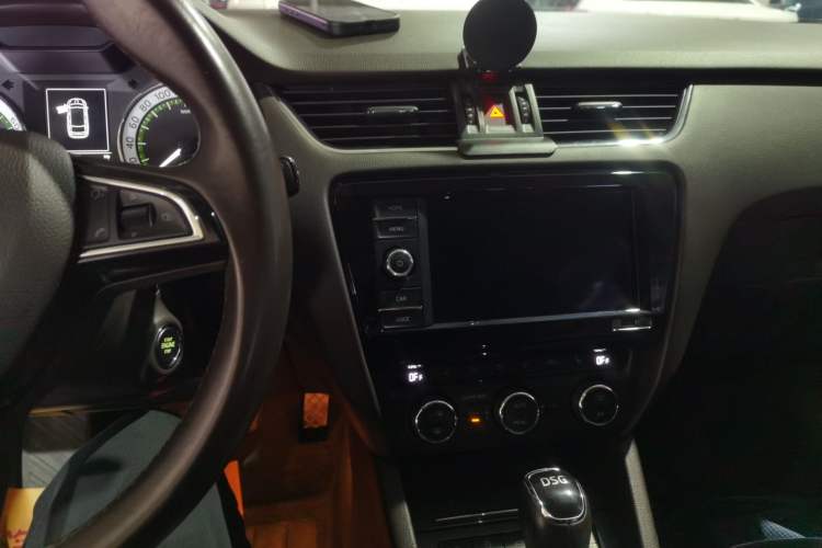 Used Skoda Octavia 2019 TSI280 DSG Flagship Wagon China VI Standard Audio And AC Panel