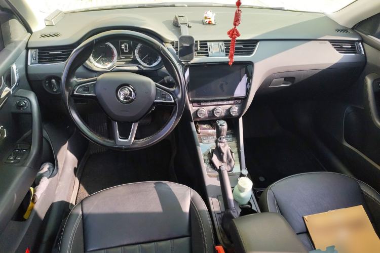 Used Skoda Octavia 2019 TSI280 DSG Smart Drive Flagship Edition China VI Center Console