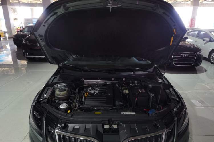 Used Skoda Octavia 2019 TSI280 DSG Flagship Wagon China VI Standard Engine Bay