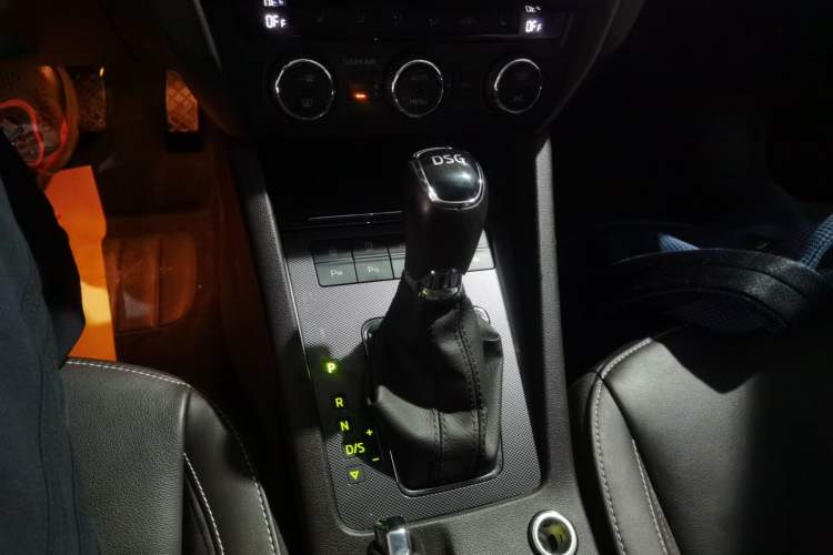 Used Skoda Octavia 2019 TSI280 DSG Flagship Wagon China VI Standard Gear Lever