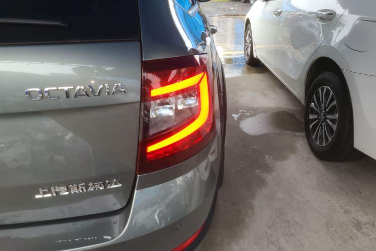 Used Skoda Octavia 2019 TSI230 DSG Luxury Edition Station Wagon China V Standard Right Rear Taillight