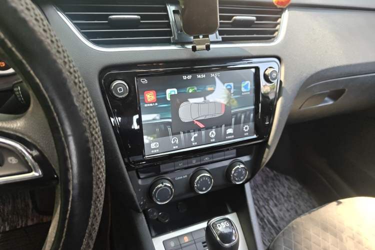 Used Skoda Octavia 2019 TSI230 DSG Luxury Edition Audio And AC Panel