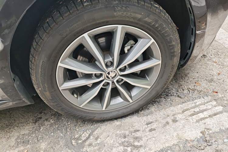 Used Skoda Octavia 2019 TSI230 DSG Comfort Edition Right Front Wheel Hub