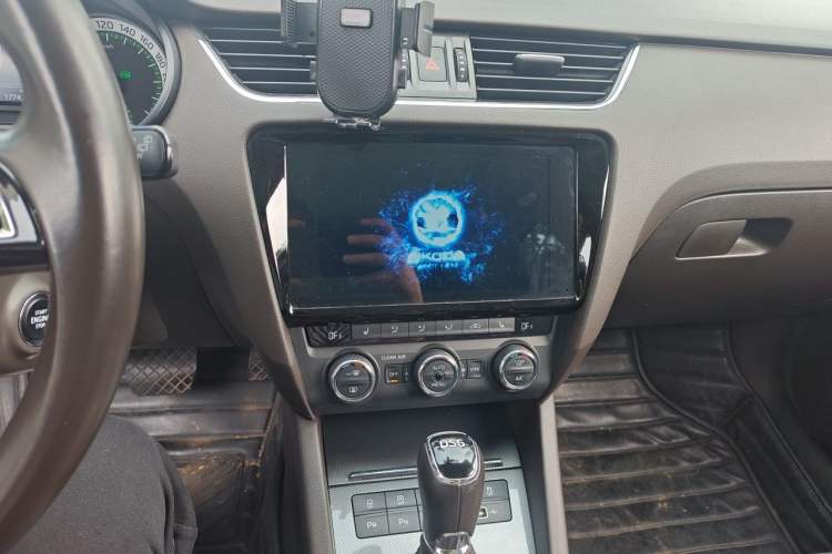 Used Skoda Octavia 2019 TSI280 DSG Flagship Wagon China VI Standard Audio And AC Panel
